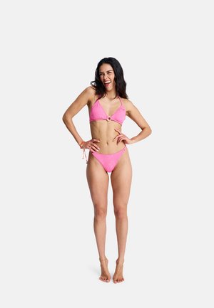 Σετ ροζ μπικίνι με τοπ τρίγωνο που διαθέτει κυκλικό δαχτυλίδι και ταιριαστό χαμηλοκάβαλο κάτω μέρος, κατασκευασμένο από υφή ύφασμα.