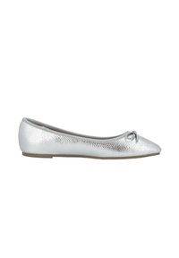 Silberne Ballerinas aus strukturiertem Material mit spitzem Zehenbereich und einem dekorativen Schleifen-Detail an der Vorderseite. Flache Sohle.