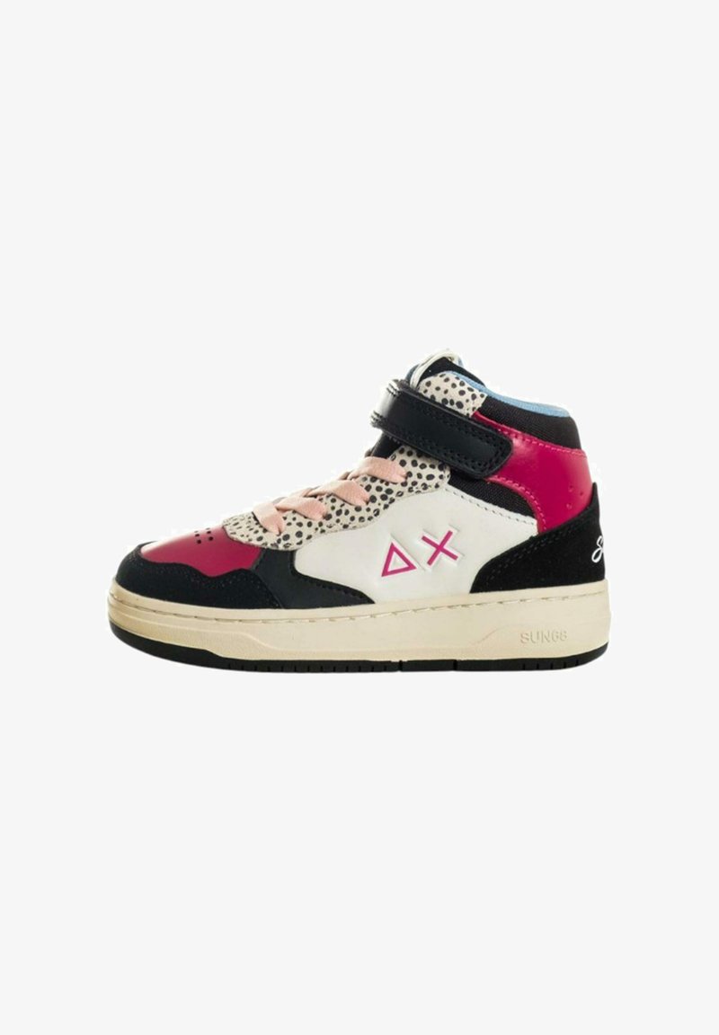 Sneaker alte con una combinazione di accenti neri, bianchi, rosa e leopardati. Presentano una chiusura con lacci, una fascia in Velcro e una suola texture.