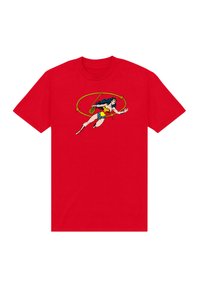 Camiseta de algodón roja con un gráfico de un personaje femenino en un disfraz azul y amarillo, en plena acción con un lazo, contorneado en negro.