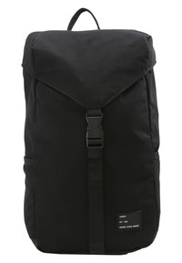 Mochila negra hecha de tela duradera, con una solapa de doble pliegue, correa ajustable, bolsillos laterales de malla y una etiqueta de marca en la parte frontal.
