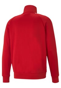 Sweatshirt rouge avec un col haut, des manches longues et des bords côtelés. Présente une texture lisse et un design minimaliste sans logos visibles.