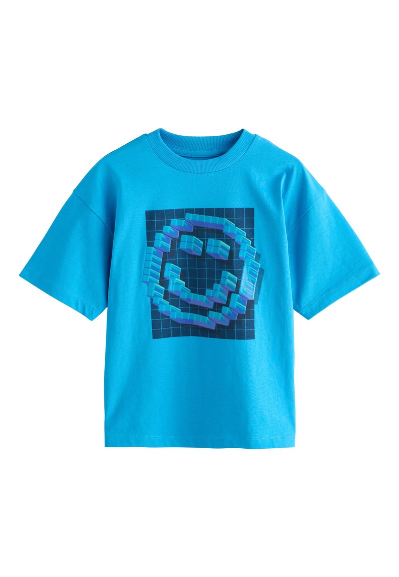 Felblauw T-shirt met korte mouwen, met een afbeelding van een glimlachend gezicht op een rasterachtergrond in tinten blauw en paars.