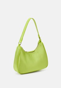 Sac à épaule en nylon vert de forme incurvée, texture lisse et fermeture zippée. Comprend une large bandoulière et de subtils détails de couture.