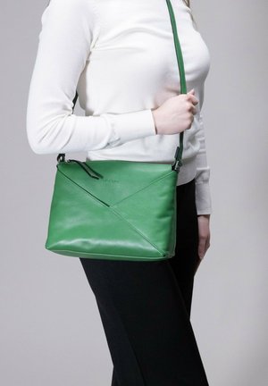 Grüne Leder-Umhängetasche mit einem kantigen Design, verfügt über einen Reißverschlussverschluss, einen verstellbaren Riemen und eine glatte Textur.