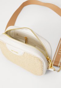 Ted Baker BARDAS WEBBING CAMERA CROSSBODY BAG - Olkalaukku - ecru