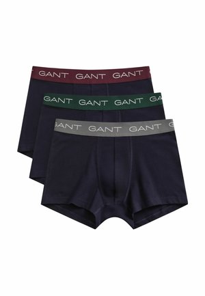 Drei marineblaue Herrenboxershorts mit elastischen Bund in Bordeaux, Dunkelgrün und Grau, jeweils mit "GANT" Schriftzug gebrandet.