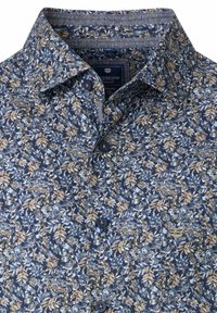 Marineblaue Bluse mit Blumenmuster, die ein blättriges Muster in Beige und Blau zeigt, über einen strukturierten Kragen verfügt und einfarbige marineblaue Knöpfe hat.