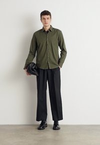 HUGO ERMO - Cămașă elegantă - dark beige