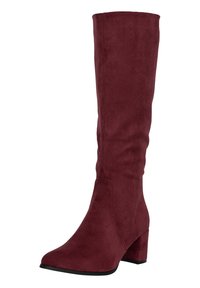 Bota de ante color burdeos hasta la rodilla, con puntera afilada y tacón grueso. Textura suave con mínimos detalles de costura.