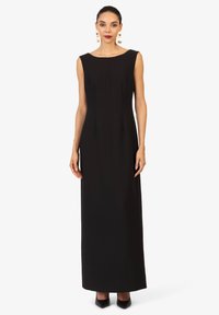 Robe maxi noire sans manches avec un col bateau et une texture lisse, présentant une silhouette ajustée et un design jusqu'au sol.