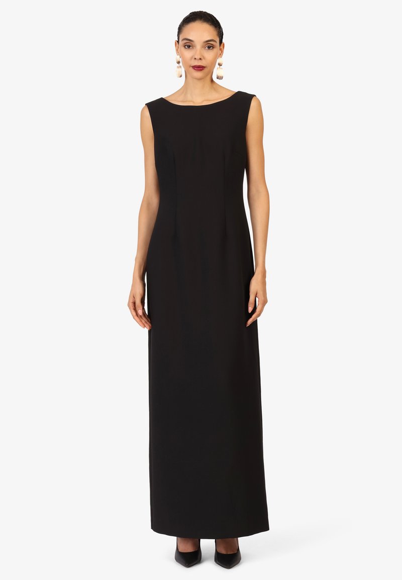 Robe maxi noire sans manches avec un col bateau et une texture lisse, présentant une silhouette ajustée et un design jusqu'au sol.