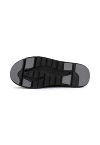 Semelle de chaussure en caoutchouc noir avec un design segmenté, des accents gris, une surface texturée et un motif de semelle pour l'adhérence et la traction.