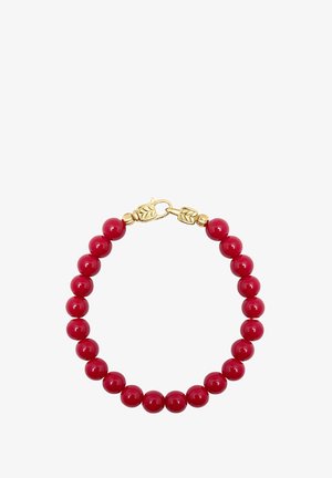 Rødt perlearmbånd med blank finish, der har runde perler og en guldfarvet lukning med bladdetaljer.