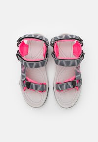 Sandali grigi e rosa con cinturini regolabili, plantare testurizzato e interno imbottito, progettati per il comfort e la stabilità.