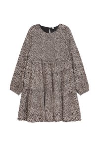 Schwarzes Kleid mit langen Ärmeln, rundem Halsausschnitt, Stufendesign und weißem Blumenmuster. Weicher Stoff mit leichter Textur.