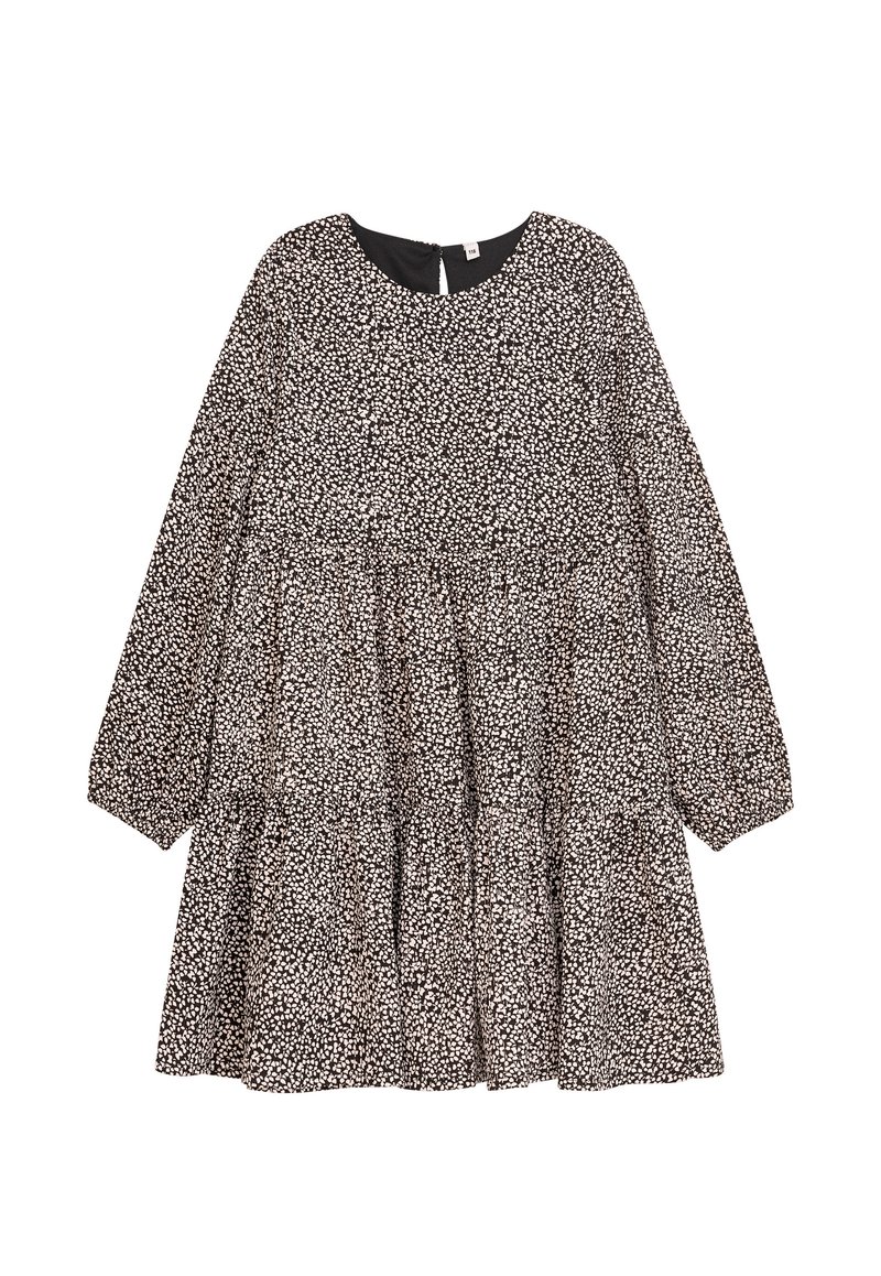 Schwarzes Kleid mit langen Ärmeln, rundem Halsausschnitt, Stufendesign und weißem Blumenmuster. Weicher Stoff mit leichter Textur.