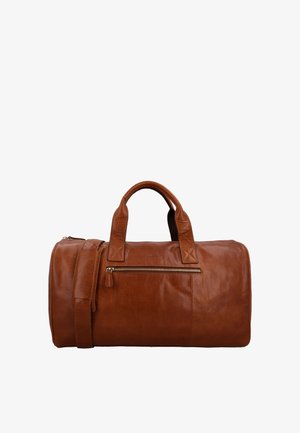 Bolsa de viaje de cuero marrón con asas dobles, una correa de hombro desmontable y un bolsillo frontal con cremallera sobre fondo blanco.