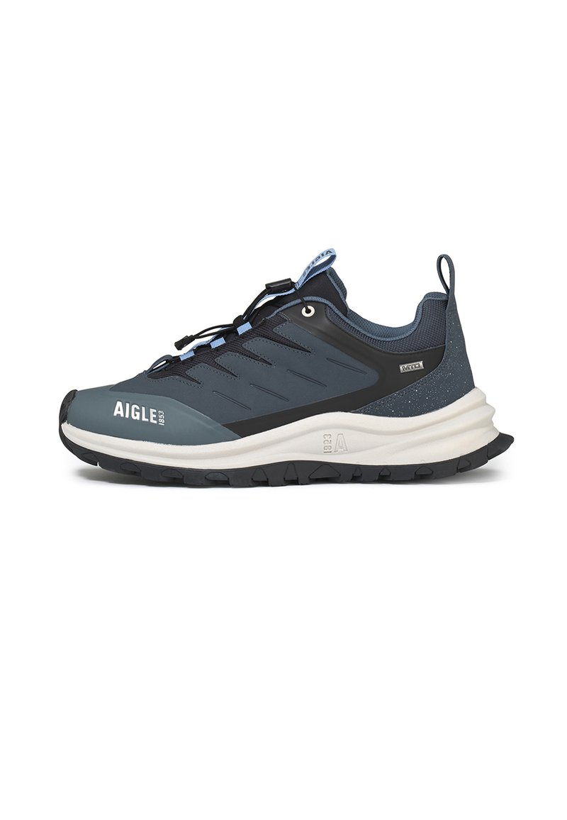 Leichte Wanderschuhe mit einem dunkelblauen Synthetik-Obermaterial, schwarzen Akzenten und einer weißen Zwischensohle sowie einer robusten schwarzen Gummisohle für gute Trittsicherheit.