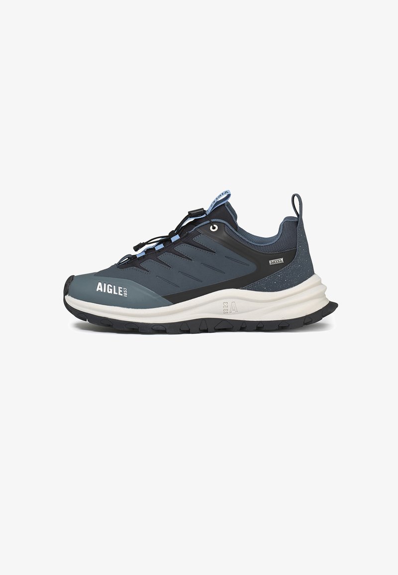 La chaussure de randonnée légère présente un dessus en synthétique bleu foncé, des accents noirs et une semelle intermédiaire blanche avec une semelle extérieure en caoutchouc noir robuste pour une bonne adhérence.