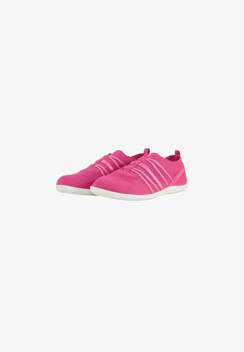 Baskets de sport roses avec une tige en mesh respirant, présentant des accents blancs et une semelle flexible. Design épuré, style à enfiler et construction légère.