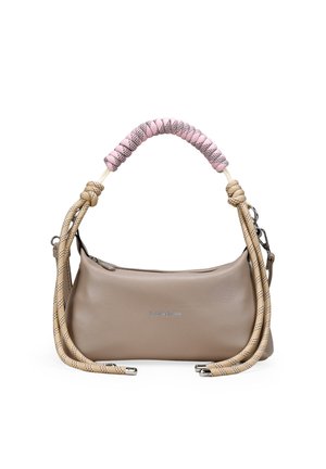 Bolso de mano de cuero beige con asa rosada enrollada y correas beige y negras con estampado estilo cuerda, cierre de cremallera y logo de la marca plateado en el centro delantero.