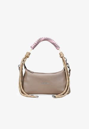 Bolso de mano de cuero beige con asa rosada enrollada y correas beige y negras con estampado estilo cuerda, cierre de cremallera y logo de la marca plateado en el centro delantero.