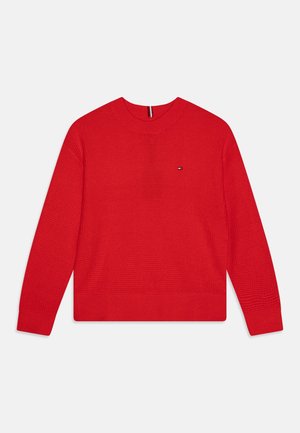 Roter Strickpullover mit rundem Ausschnitt, langen Ärmeln und einem strukturierten Muster. Verfügt über ein kleines Logo auf der Brust und einen gerippten Saum.