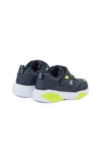 Sneakers di un blu scuro con vivaci accenti verde neon. Realizzati in materiale sintetico, con colletto imbottito e suola bianca a contrasto.