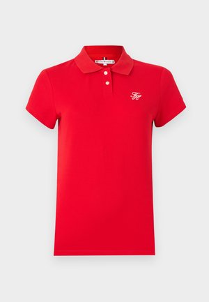 Punane puuvillast polo-särk. Omadusteks klassikaline krae, lühikesed varrukad, kolmenupuline plastron ja rinnal tikitud logo.