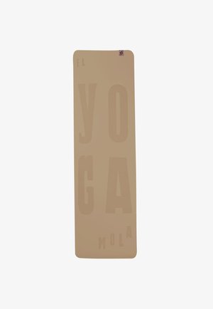 Yogamat in een lichte tan-kleur met verhoogde letters. Heeft een gladde textuur en afgeronde randen. Bevat een klein logo in de hoek.