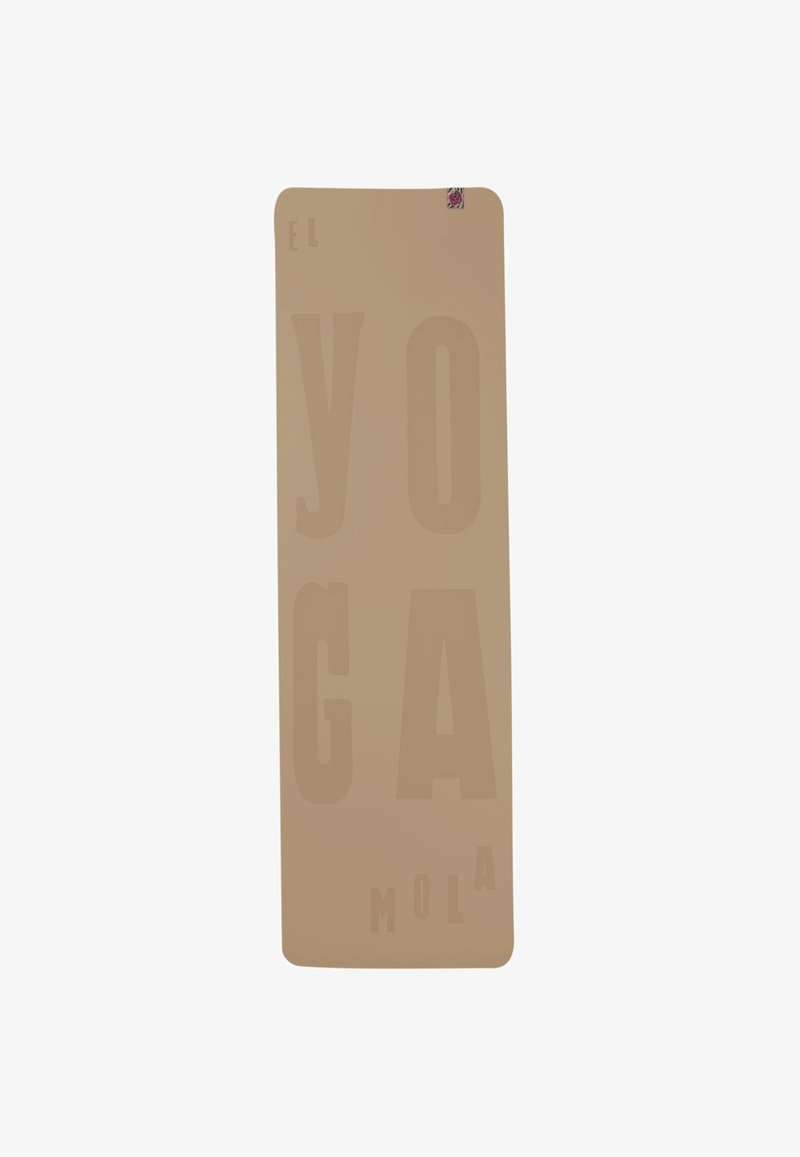 Yogamatta i en ljus tan-färg med upphöjd text. Har en slät yta och rundade kanter. Inkluderar en liten logotyp i hörnet.
