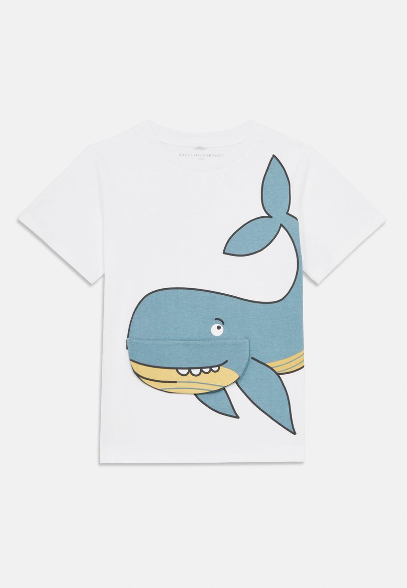 Λευκό βαμβακερό T-shirt με μεγάλο γραφικό σχέδιο μπλε φάλαινας με χαμογελαστό πρόσωπο και κίτρινες λεπτομέρειες. Στρογγυλή λαιμόκοψη, κοντά μανίκια, άνετη γραμμή.