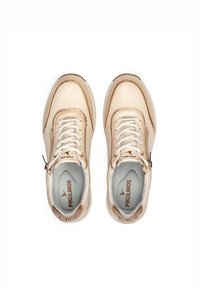 Baskets en cuir beige avec des accents métalliques, design à lacets et fermeture éclair sur le côté. Doublure intérieure douce et semelle en caoutchouc pour le confort.