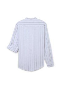 Camicia bianca a maniche lunghe con righe verticali grigio chiaro, polsini con bottoni e collo alla cinese. Tessuto liscio, vestibilità classica e dettaglio sulla spalla posteriore.