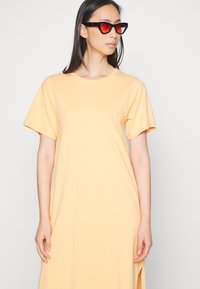 b.young MILAN DRESS - Φόρεμα από ζέρσεϊ - peach cobbler