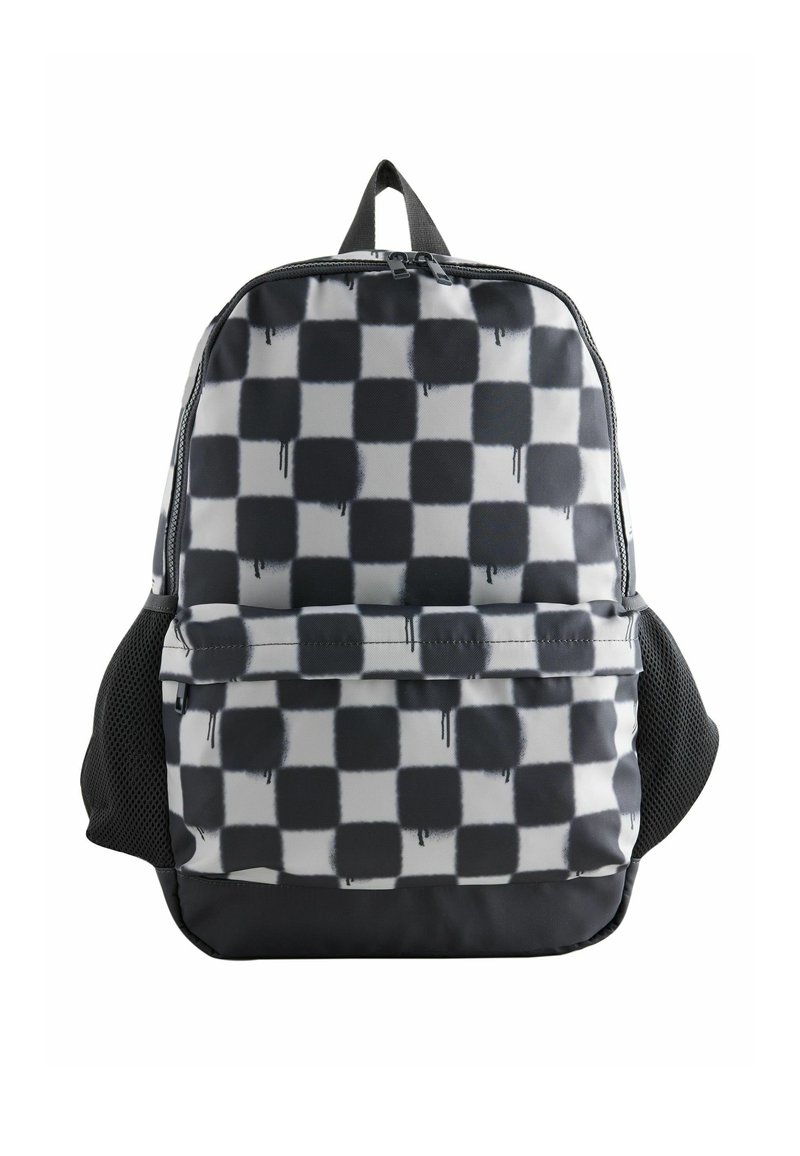 Mochila con patrón de cuadros en blanco y negro con formas cuadradas irregulares con gotas de pintura, bolsillo frontal con cremallera y bolsillos laterales de malla.