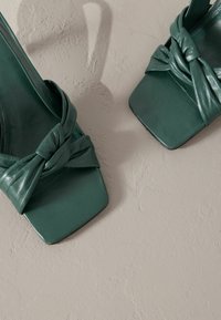 Next SIGNATURE SIDE TWIST - REGULAR FIT - Sandales - green