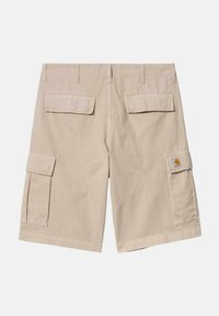 Bermudas de cargo beige con una textura suave, que cuentan con dos grandes bolsillos laterales y dos bolsillos traseros. Detalles de costura en la cintura.