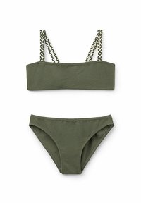 Zelenohnědá bikiny sada obsahující texturovaný bandeau top s řetízkovými ramínky a odpovídajícími nízkými kalhotkami. Materiál se zdá být elastický a přiléhavý.