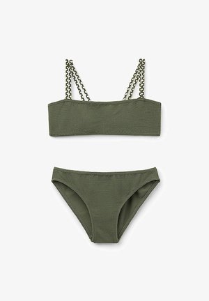Zelenohnědá bikiny sada obsahující texturovaný bandeau top s řetízkovými ramínky a odpovídajícími nízkými kalhotkami. Materiál se zdá být elastický a přiléhavý.