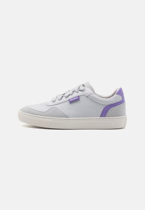 Basket gris en cuir et daim avec des accents violets, dotée d'une semelle texturée, d'un bout rond et d'un système de laçage. Logo sur la languette et le côté.