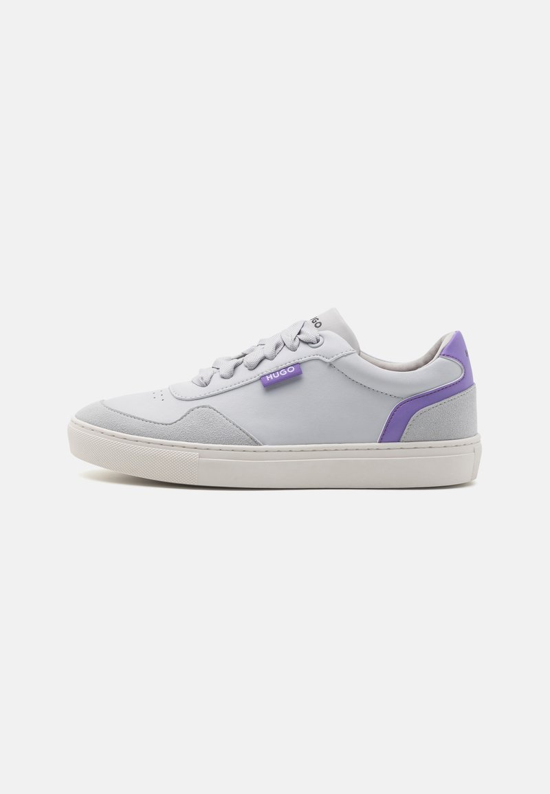 Hallid hallist nahast ja sametist tenniseking purple aktsentidega, millel on tekstureeritud tallad, ümmargune nina ja paeltega kinnitamine. Logo on keele juures ja külgedel.