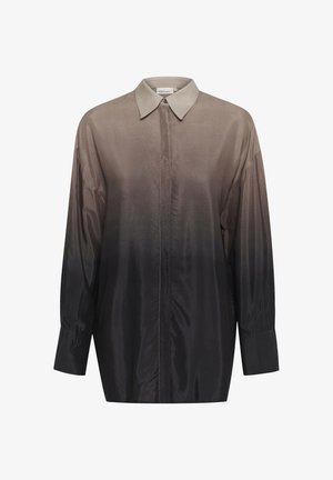 Cămașă cu mâneci lungi și nasturi, cu un gradient de la taupe deschis la antracit închis. Are un guler clasic și o textură de țesătură netedă, lucioasă.