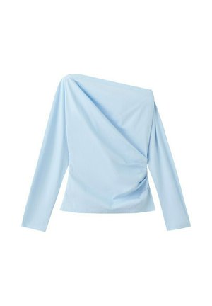 Haut bleu clair à manches longues avec encolure asymétrique et détail drapé sur le devant, présenté sur un fond blanc uni.