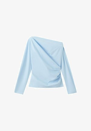 Haut bleu clair à manches longues avec encolure asymétrique et détail drapé sur le devant, présenté sur un fond blanc uni.