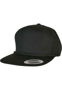 Must must kap, mis on valmistatud kangast, millel on lame visor ja punutud aktsent ääres. Visoril on ümmargune brändi logo kleebis.