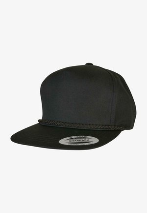 Svart snapback-keps i tyg, med en platt skärm och flätad detalj runt basen. Innehåller en cirkulär logotypklistermärke på skärmen.
