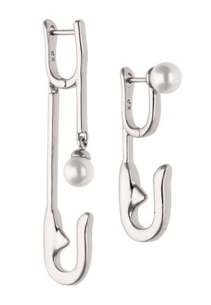 Sølvmetale øreringe med abstrakte buede former; den ene ørering har en hængende hvid perle, den anden har en perle-studs.