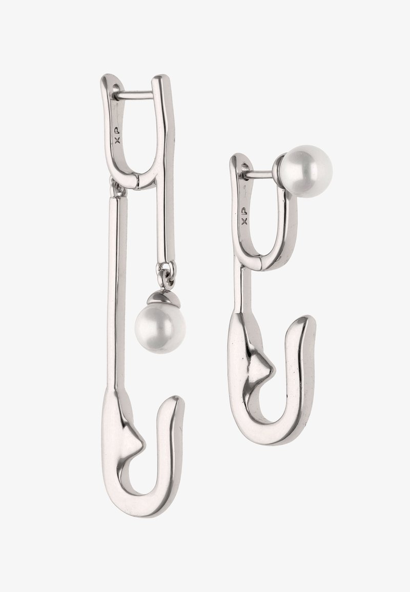 Zilverkleurige metalen oorbellen met abstracte, gebogen vormen; de ene oorbel heeft een hangende witte parel, de andere een parelsteek.